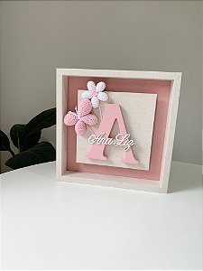 Enfeite de porta maternidade com flor e borboleta de crochê amigurumi