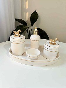 Kit higiene branco aplique cavalo dourado com filete de ouro 5 peças