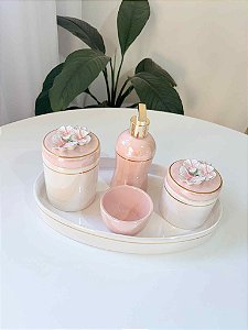 Kit higiene branco aplique flores e borboletas rosa velho com filete de ouro 5 peças
