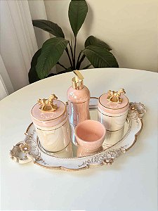 Kit higiene branco e rosa velho com filete de ouro aplique cavalo dourado 5 peças