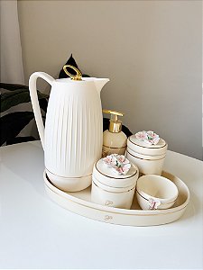 Kit higiene borboletas e flores creme com filete de ouro e inicial 6 peças