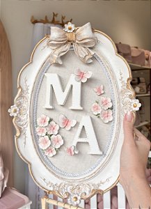 Enfeite de porta maternidade flores e borboletas com iniciais
