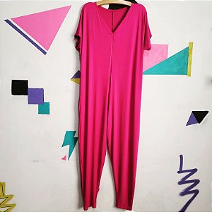 Macacão magenta.