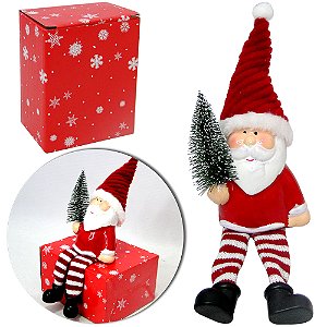 PAPAI NOEL DE CERAMICA SENTADO C/ARVORE E PERNA DE TECIDO 21X13CM