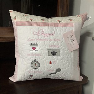 Capa de Almofada Bordada com os dados do Nascimento do Bebê
