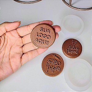 Forminha em silicone personalizada com logo para moeda de chocolate  - und