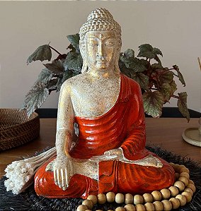 Escultura de Buda em Resina com Manto Laranja (30cm)