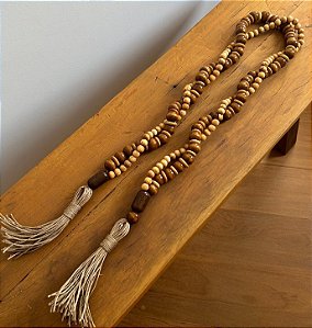 Colar Decorativo de Madeira Cor Escura e Sisal (135cm)