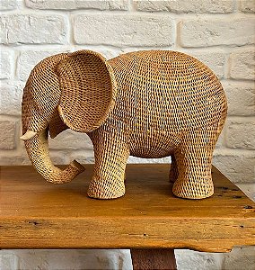 Escultura de Elefante Marrom com Aspecto de Rattan (2 tamanhos)
