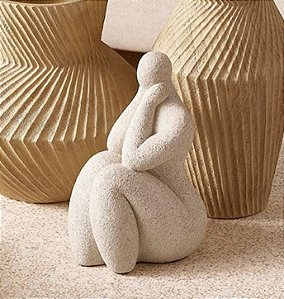 Escultura Decorativa de Mulher Sentada com as Mãos na Cabeça