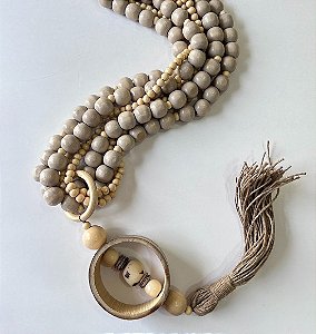 Colar Decorativo de Mesa em Contas de Madeira Clara e Sisal (110CM)