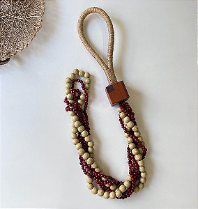 Colar Decorativo de Madeira e Sementes de Açaí Bordô (80cm)