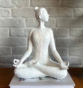 Escultura de Mulher Yogini em Postura Meditativa