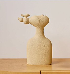 Escultura Decorativa de Mulher com Pássaro na Cabeça