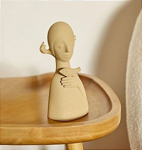Escultura Decorativa de Mulher com Pássaro na Mão