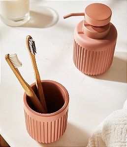 Kit Saboneteira e Porta Escova Rosa em Cimento (2 peças)