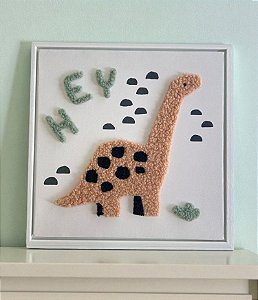Quadro Decorativo Infantil Dino Marrom em Pelúcia (30x30)