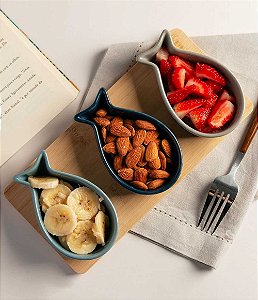 KIT 03 Petisqueiras em Cerâmica Peixe e Bandeja em Bambu (25x12x04CM)