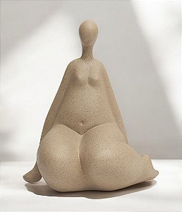 Escultura Decorativa de Mulher Sentada (20x17)