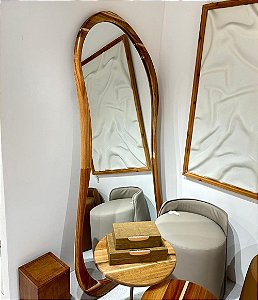 Espelho Decorativo Orgânico com Moldura em Madeira Escura (170x85)