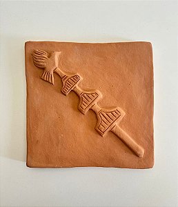 Placa Decorativa de Barro com Cajado de Oxalá (19x19) | Coleção Orixás