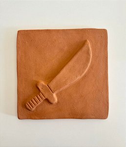 Placa Decorativa de Barro com Espada de Ogum (19x19) | Coleção Orixás