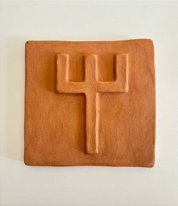 Placa Decorativa de Barro Tridente Exú (19x19) | Coleção Orixás