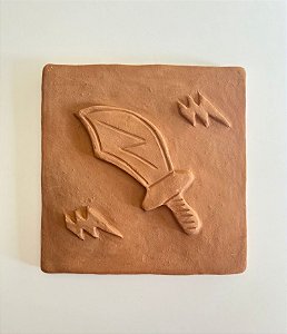 Placa Decorativa de Barro com Espada de Oyá (19x19) | Coleção Orixás