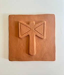 Placa Decorativa de Barro com Machado Oxê (19x19) | Coleção Orixás