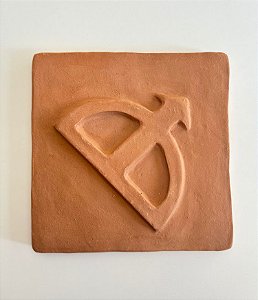 Placa Decorativa de Barro OFÁ (19x19) | Coleção Orixás