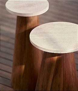 Conjunto de 02 Mesas Laterais Redondas com Tampo de Mármore e Base Madeira