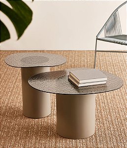 Conjunto de Mesas Laterais Orgânicas em Vidro e Metal (2 Peças)