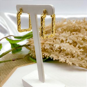 BRINCO ARGOLA GEOMÉTRICA MARTELADO AÇO INOX - DOURADO