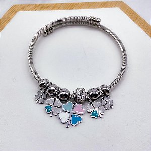 BRACELETE E BERLOQUES  EM AÇO INOX TREVO COLORIDO - PRATEADO