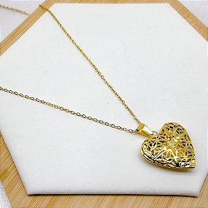 RELICÁRIO AÇO INOXIDÁVEL  45CM CORAÇÃO COM DETALHES VAZADOS - DOURADO