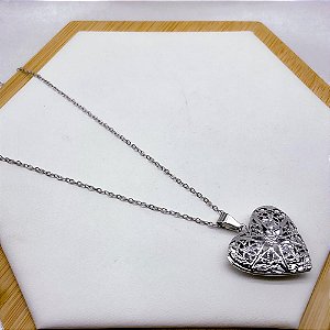 RELICÁRIO AÇO INOXIDÁVEL  45CM CORAÇÃO COM DETALHES VAZADOS - PRATEADO
