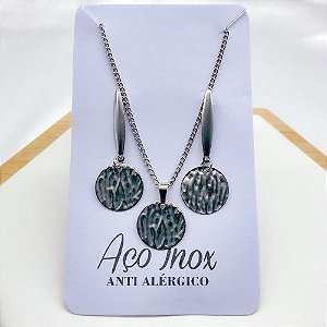 CONJUNTO COLAR E BRINCO AÇO INOX  PINGENTE GEOMÉTRICO MARTELADO - PRATEADO