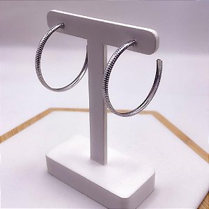 BRINCO  ARGOLA AÇO INOXIDÁVEL COM DETALHES "M" - PRATEADO