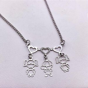COLAR AÇO INOXIDÁVEL 45CM PINGENTE 2 MENINAS E 1 MENINO - PRATEADO