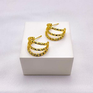 BRINCO AÇO INOXIDÁVEL ARGOLA 3 FIOS COM DETALHES - DOURADO