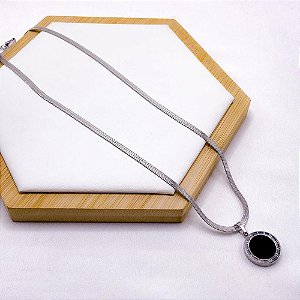 COLAR AÇO INOX FITA PINGENTE ALGARISMOS ROMANOS PEDRA PRETA - PRATEADO