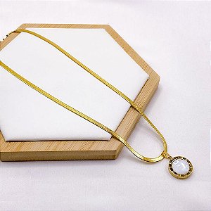 COLAR AÇO INOX FITA PINGENTE ALGARISMOS ROMANOS PEDRA PEROLADA - DOURADO