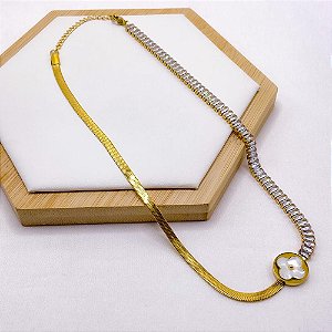 COLAR AÇO INOX FITA E BAGUETE CRISTAL TREVO PEROLADO - DOURADO