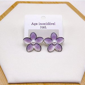 BRINCO AÇO INOX FLOR PEROLA RESINADO PRATEADO - LILÁS