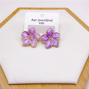 BRINCO AÇO INOX FLOR RESINADO DOURADO - LILÁS