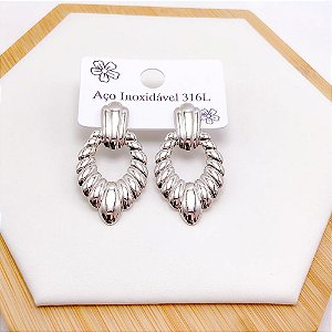 BRINCO AÇO INOXIDÁVEL GEOMÉTRICO COM DETALHES - PRATEADO