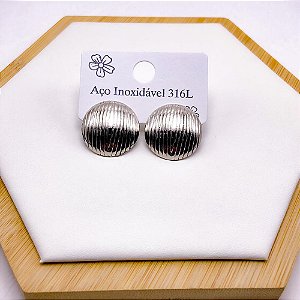 BRINCO AÇO INOX  BOTÃO COM DETALHES - PRATEADO