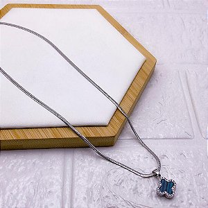 COLAR AÇO INOXIDÁVEL FITA 45CM PINGENTE BANHADO TREVO VERDE - PRATEADO