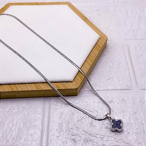 COLAR AÇO INOXIDÁVEL FITA 45CM PINGENTE BANHADO TREVO PRETO - PRATEADO