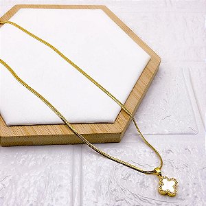 COLAR AÇO INOXIDÁVEL FITA 45CM PINGENTE BANHADO TREVO PEROLADO - DOURADO